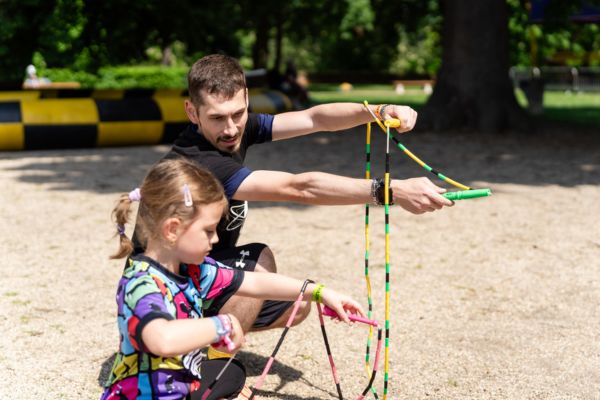 Lektor ukazuje techniku švihadla